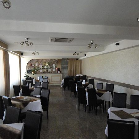 Pensiune Restaurant Avangarde Piteşti Exterior foto